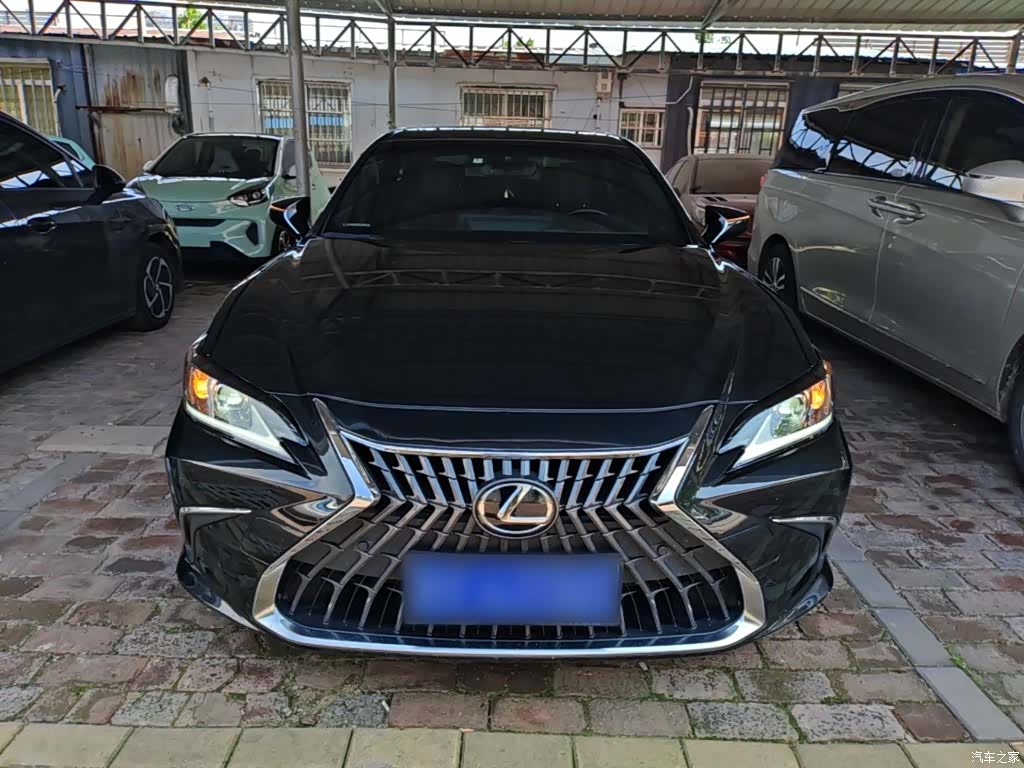 Lexus ES, 2022 3