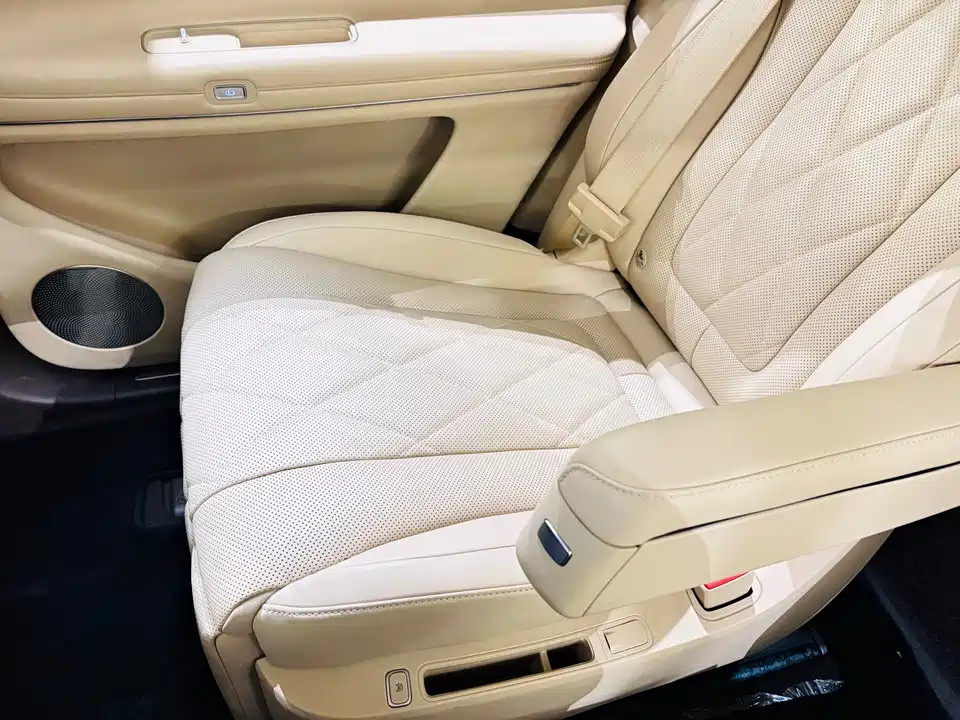 AITO Ask the world M9