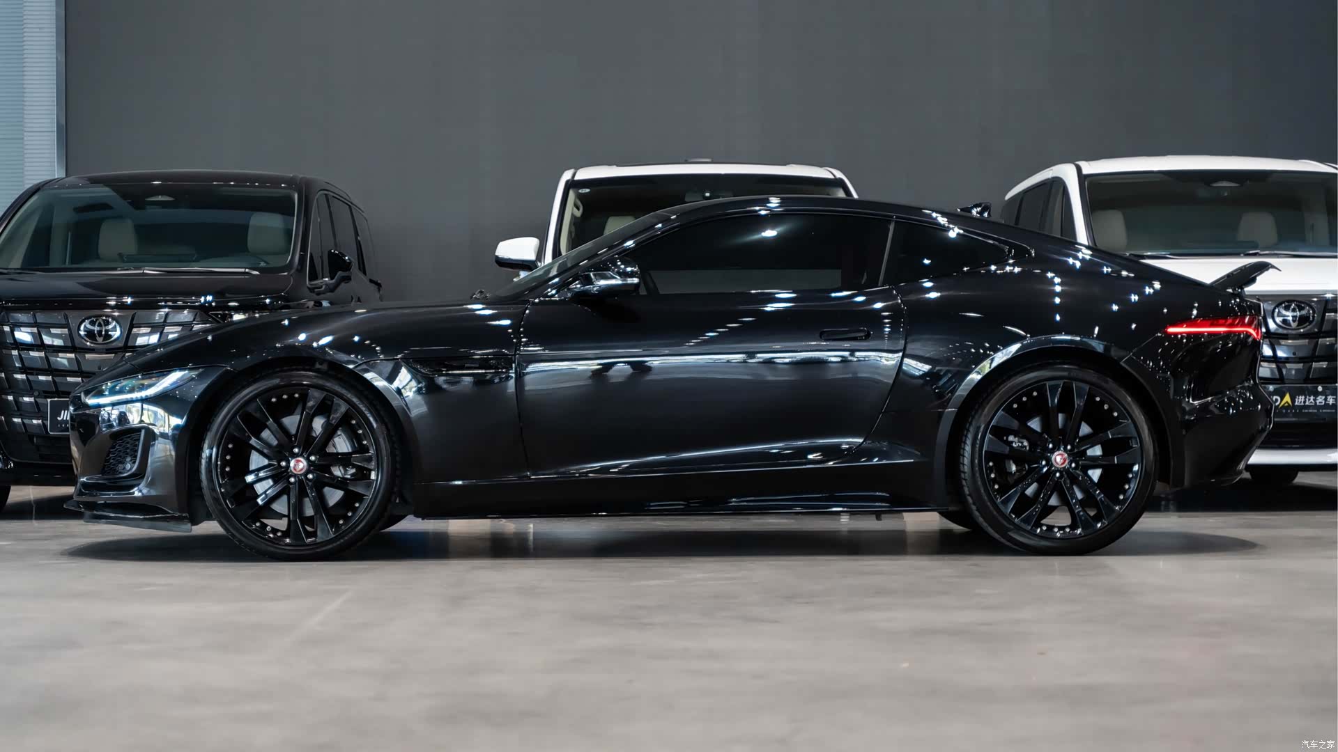 Jaguar F-TYPE, 2023 4