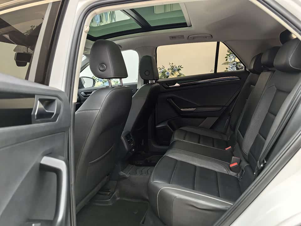 Volkswagen T-ROC exploring Songs