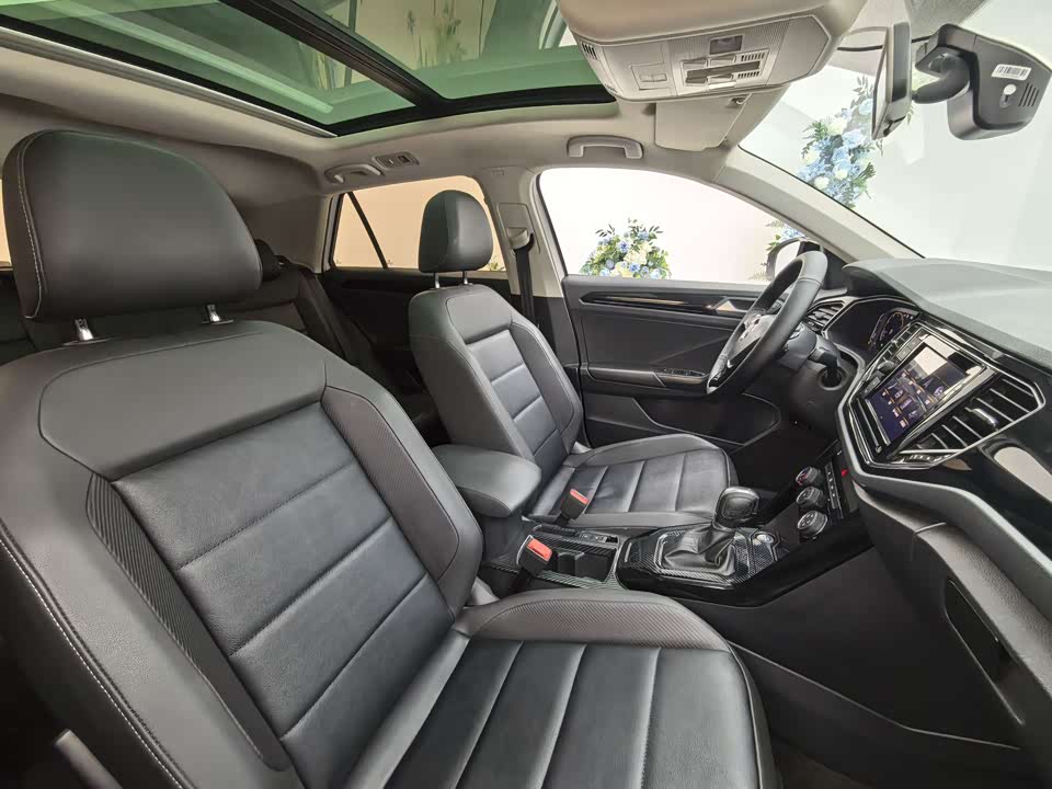 Volkswagen T-ROC exploring Songs