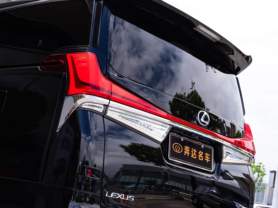 Lexus LM