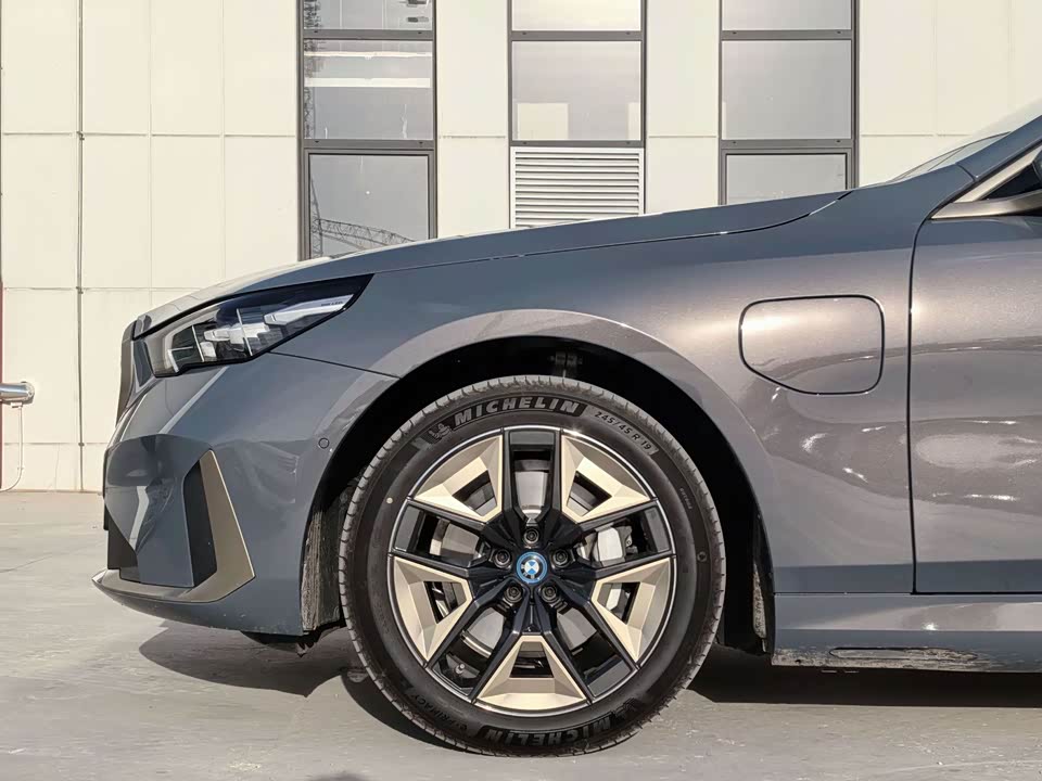 BMW i5