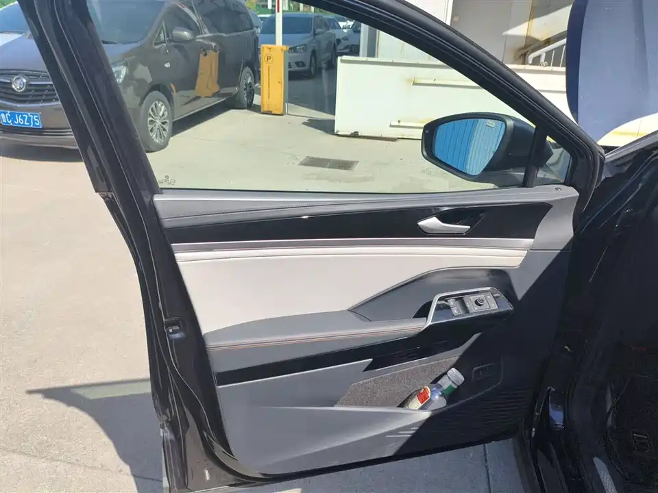 Volkswagen ID.6 CROZZ