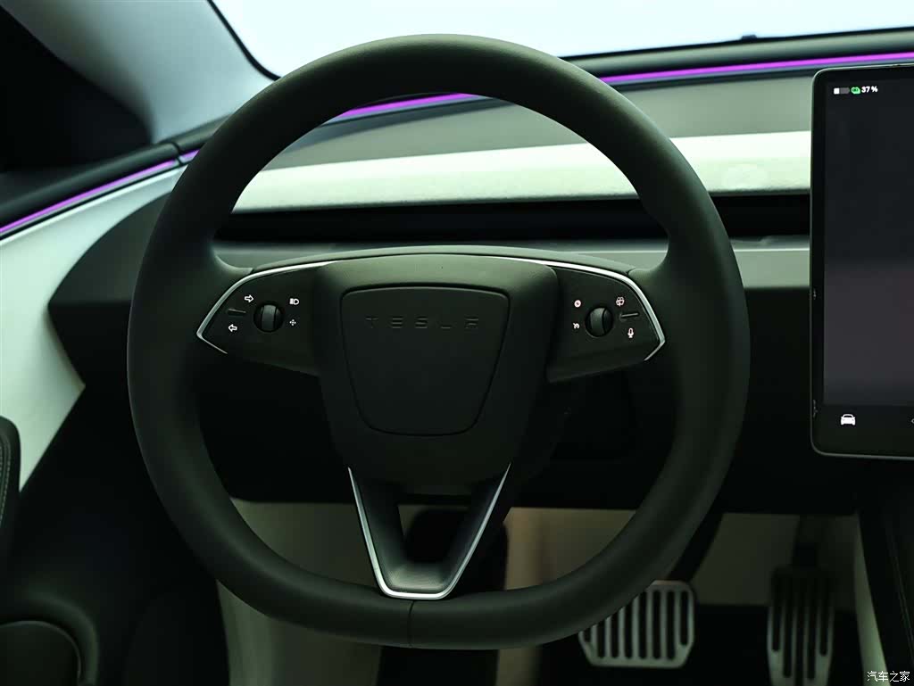 Tesla Model 3, 2025 17