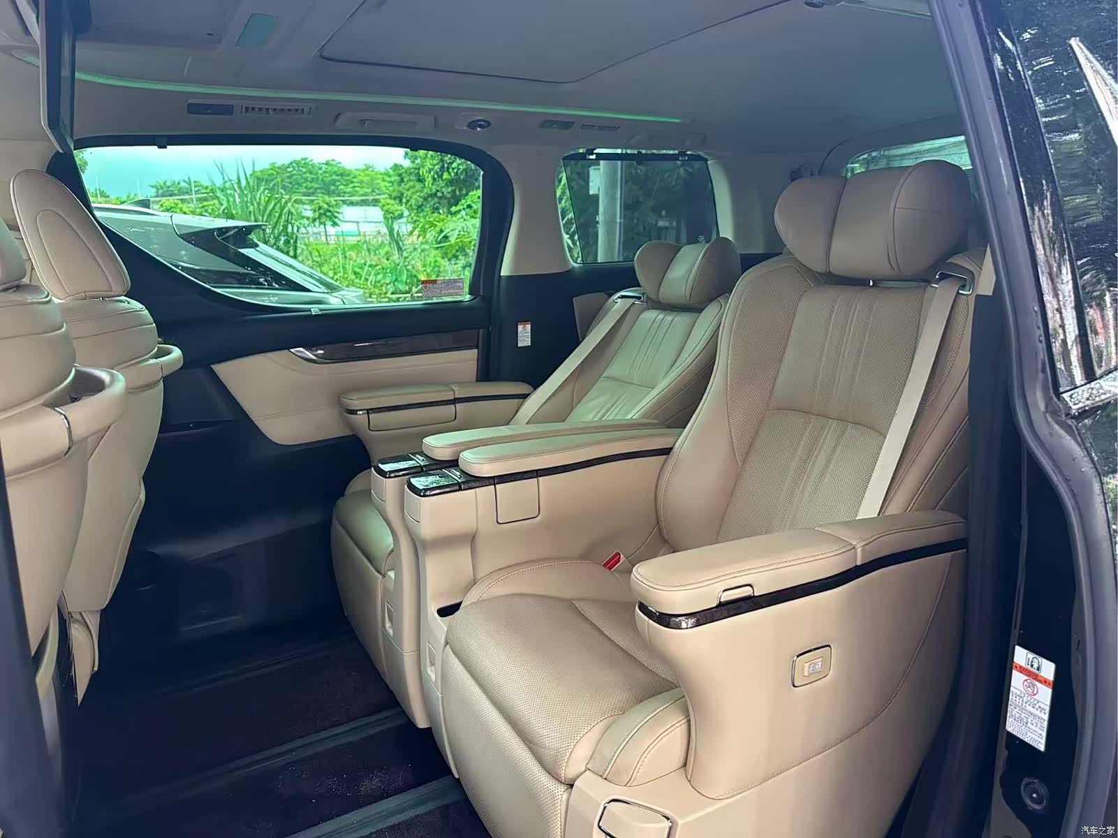 Toyota Alphard, 2019 все фото
