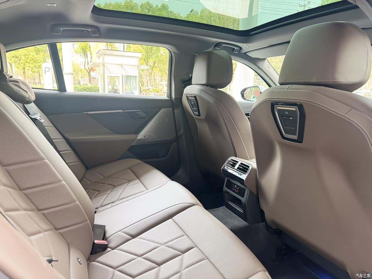 BMW 5 Series, 2026 18