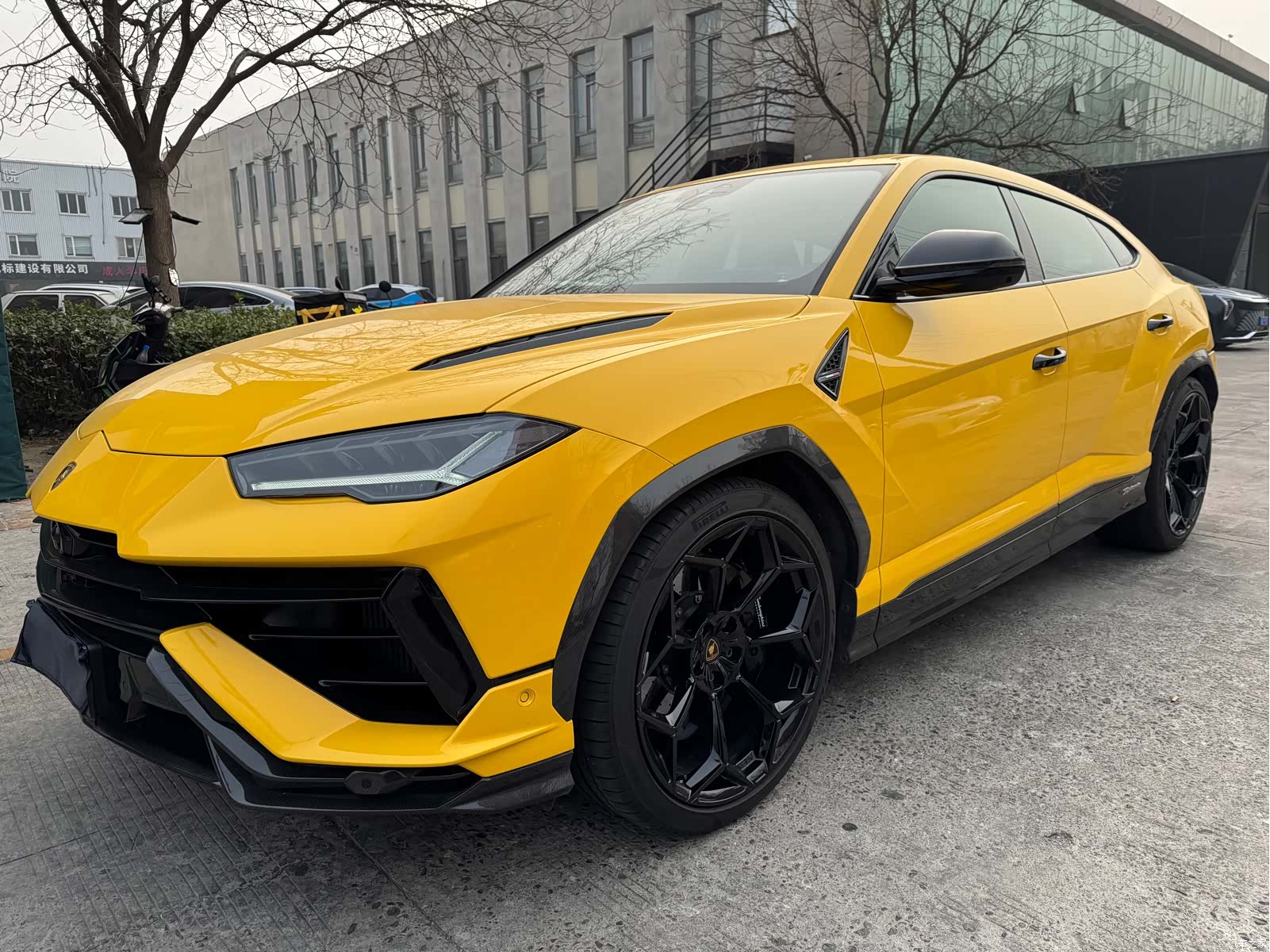 Lamborghini Urus, 2023 1