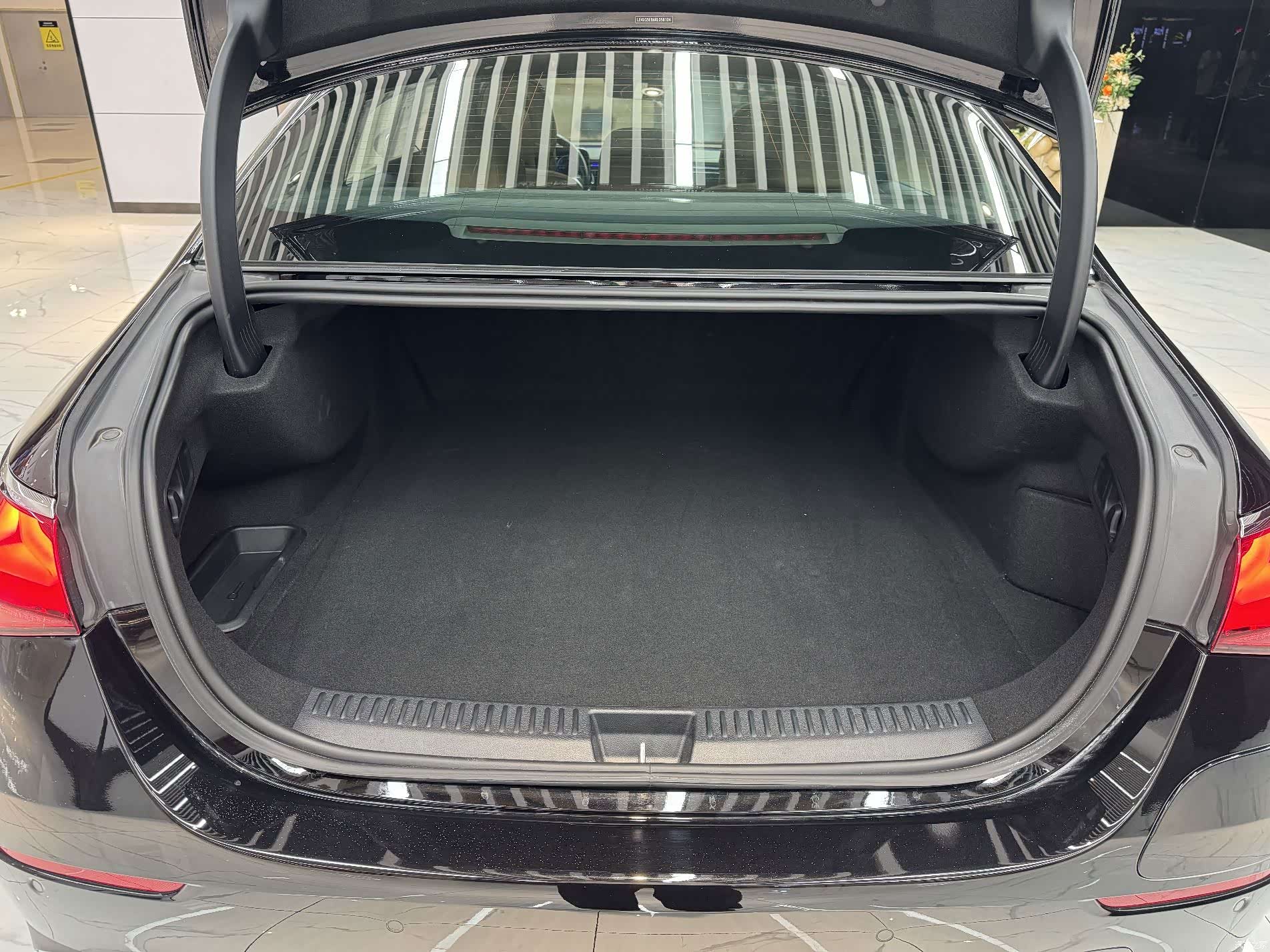Mercedes-Benz E-Class, 2024 11
