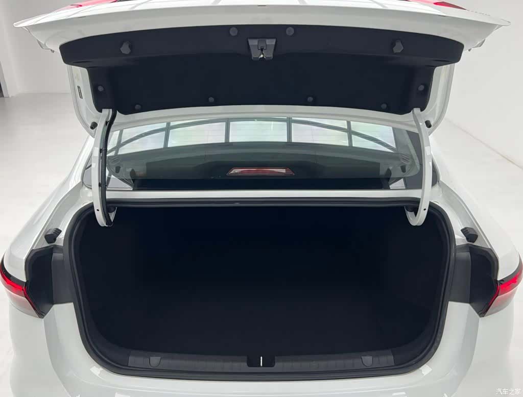 Geely Emgrand, 2022 15