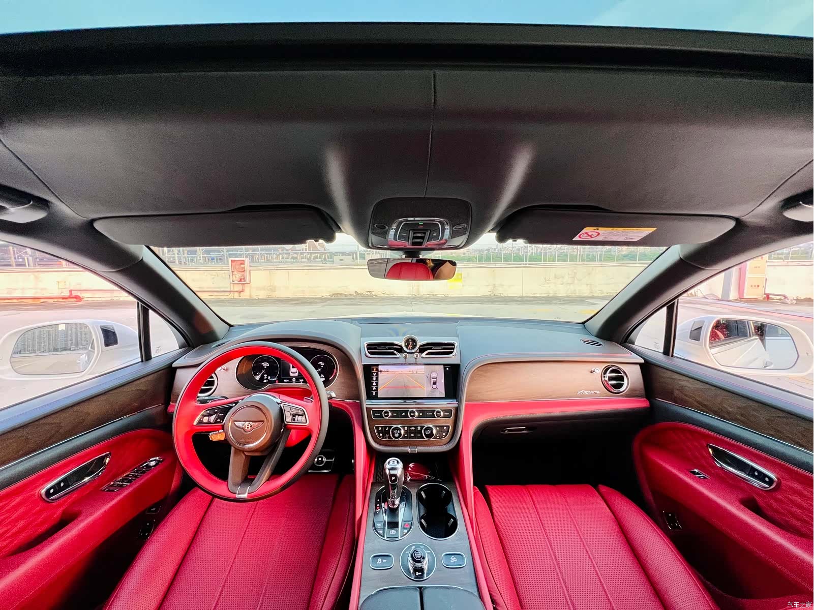Bentley Bentayga, 2023 9