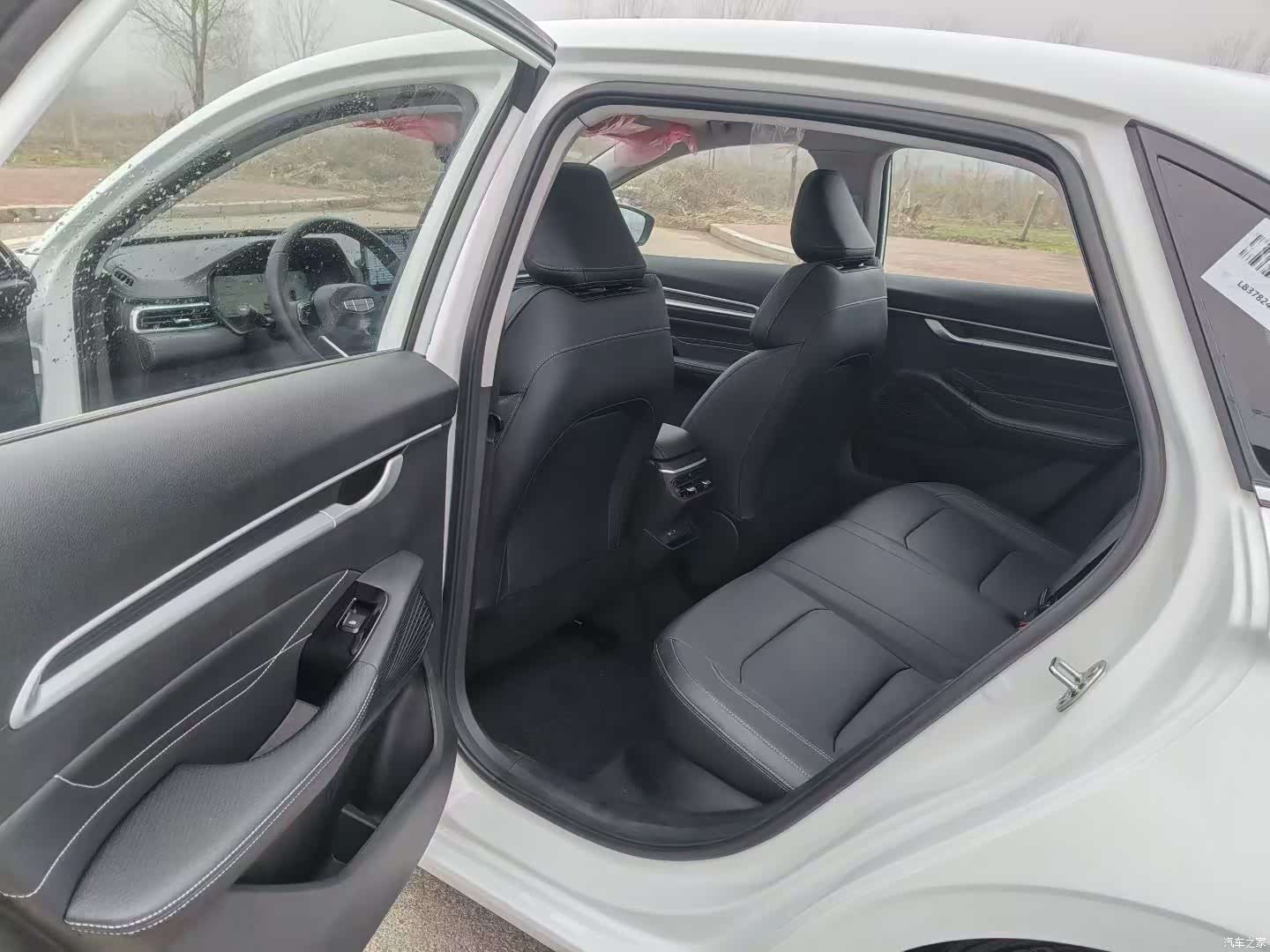 Geely Emgrand, 2026 все фото