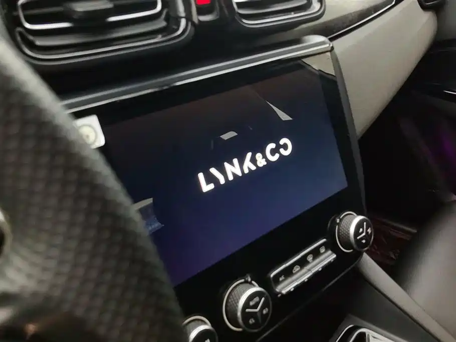 Lynk & Co 02