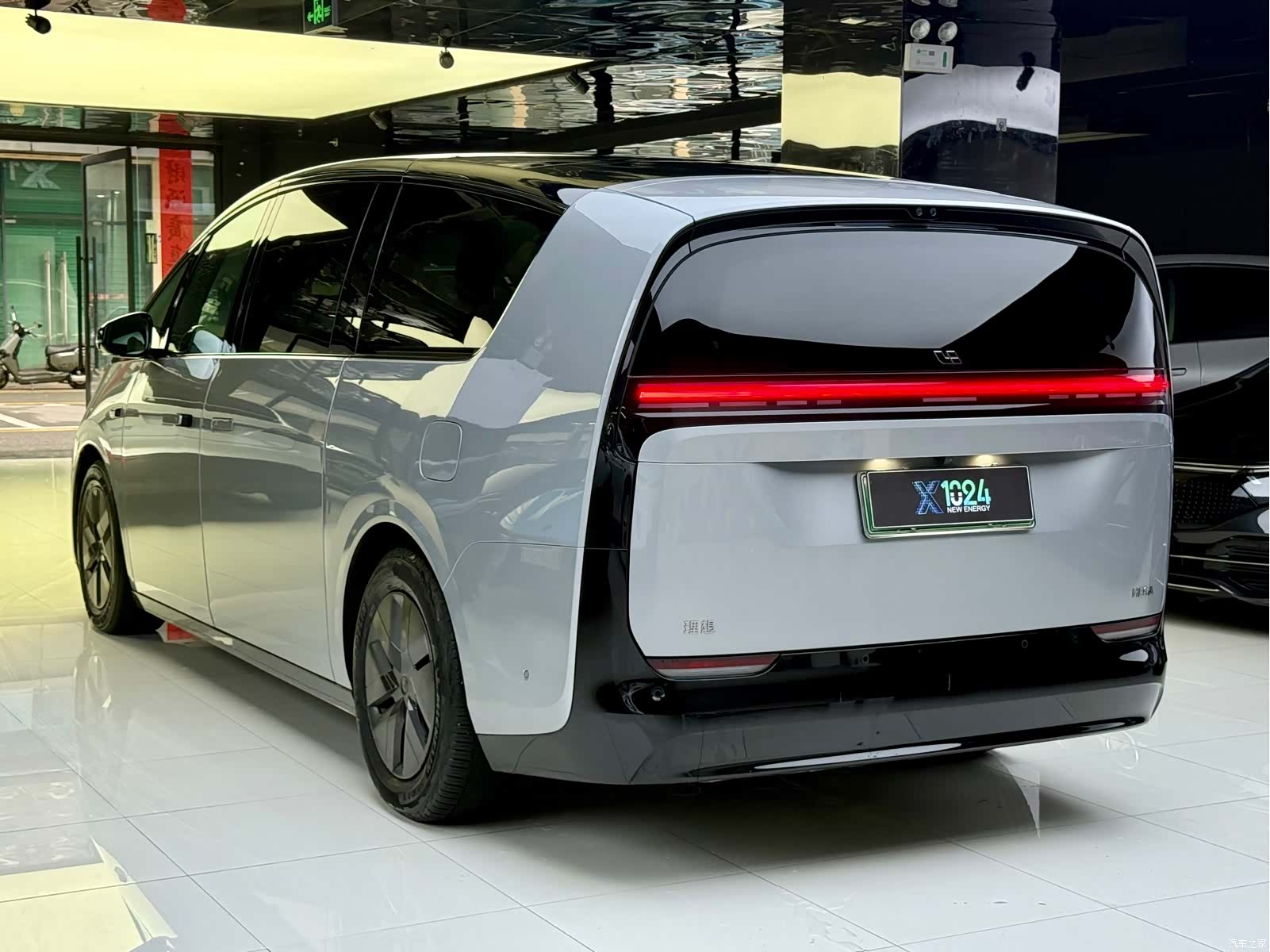 Li Auto MEGA, 2024 15