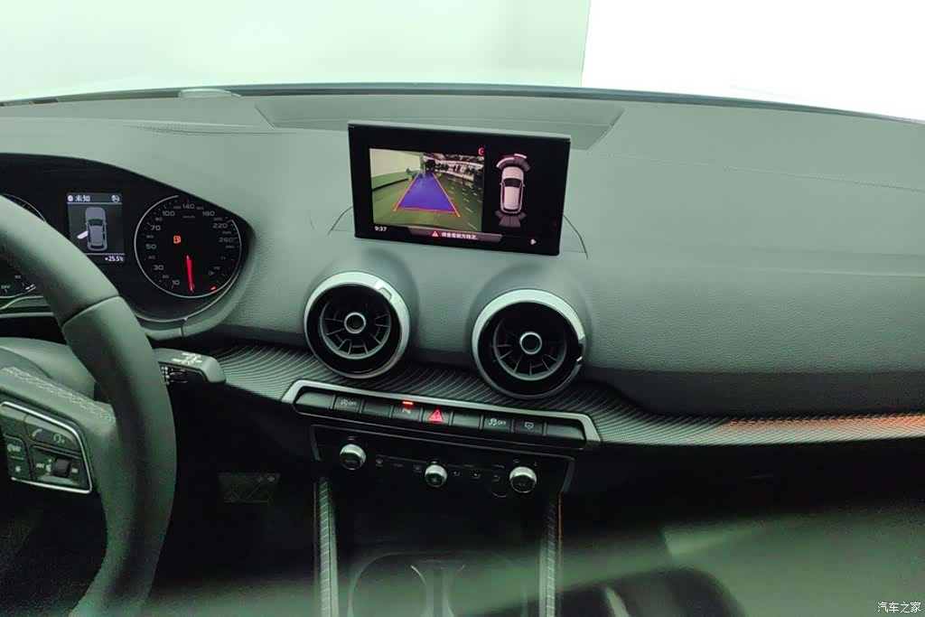 Audi Q2L, 2023 13