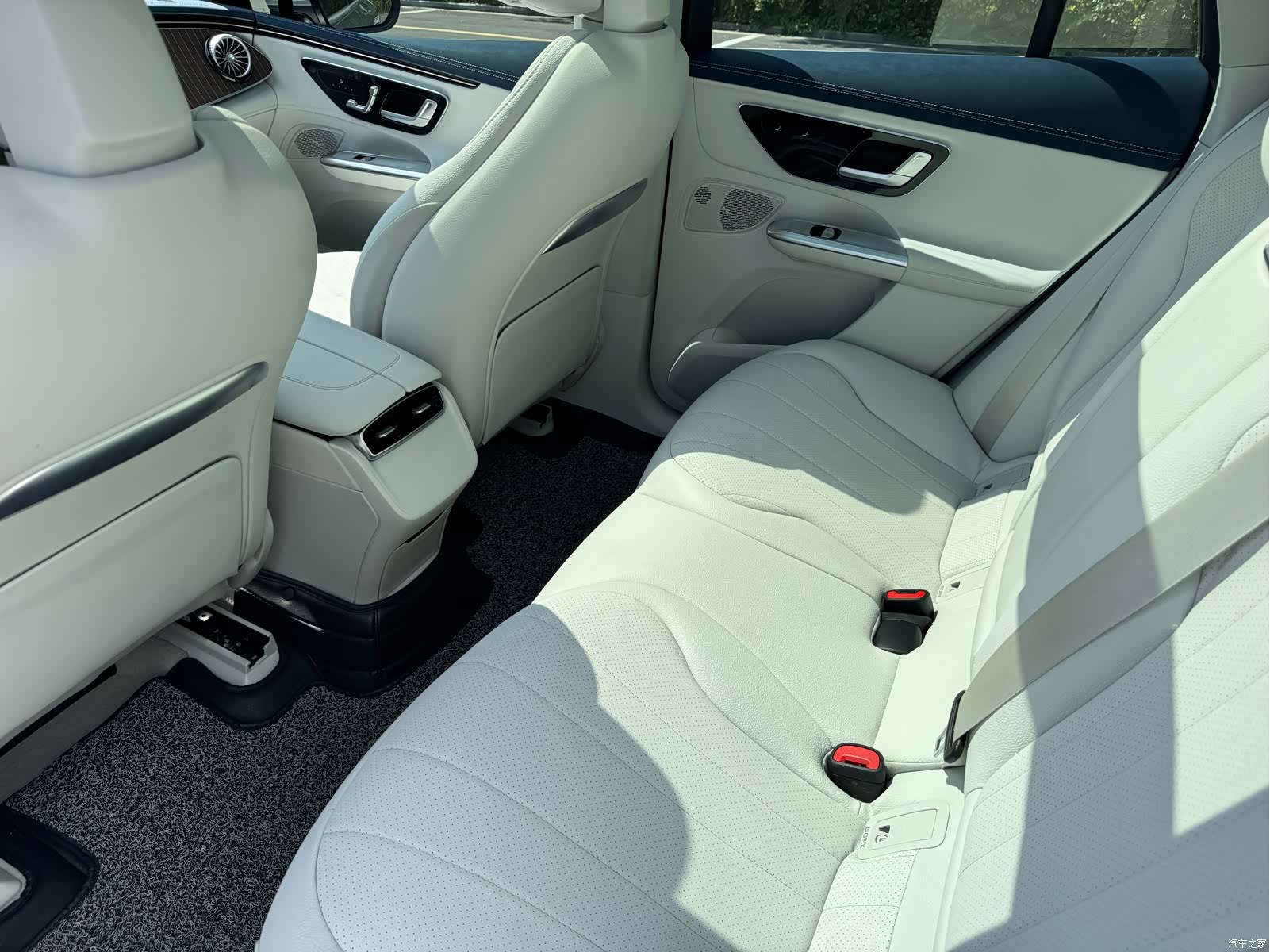 Mercedes-Benz EQE, 2023 12
