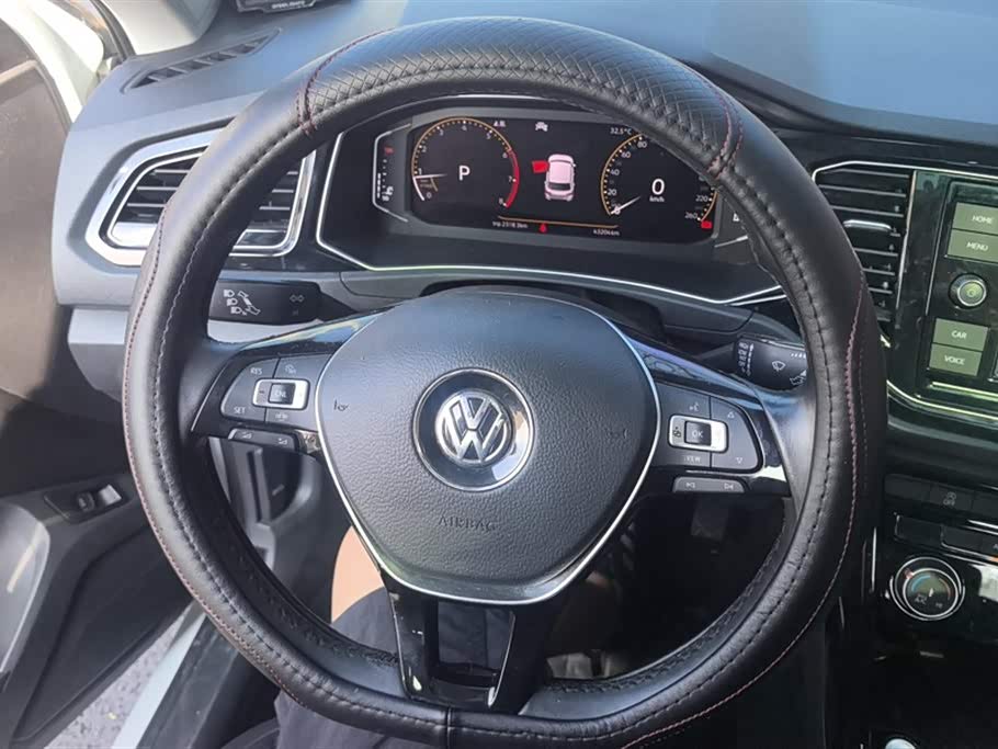 Volkswagen T-ROC exploring Songs