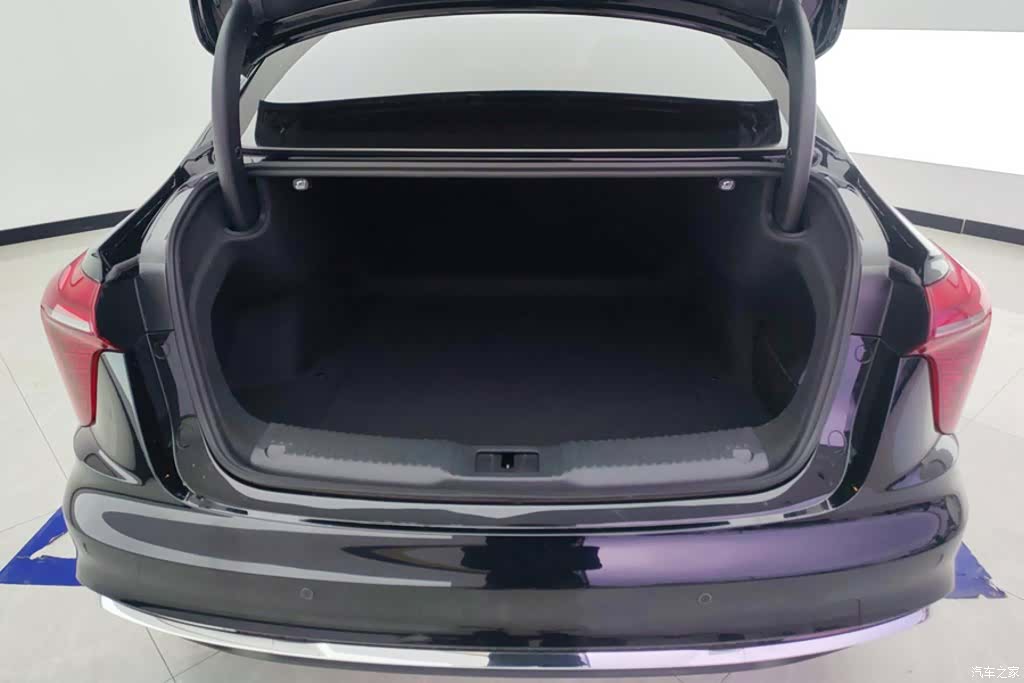 Hongqi H5, 2024 4