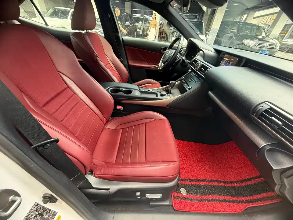 Lexus IS