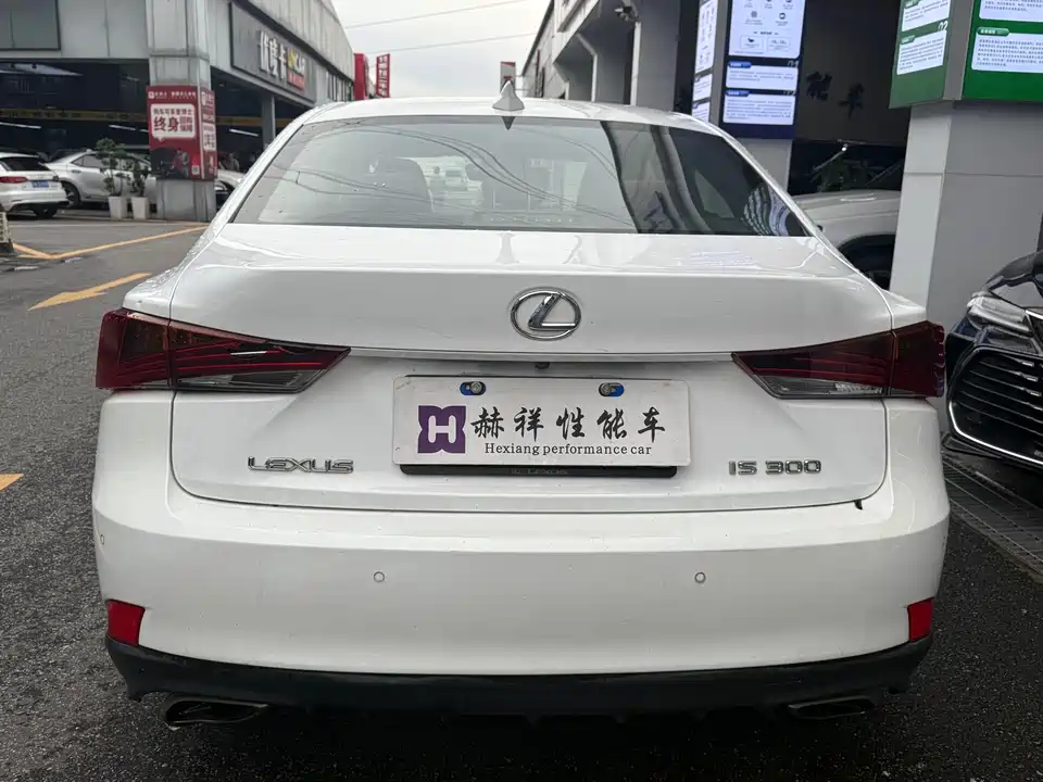 Lexus IS