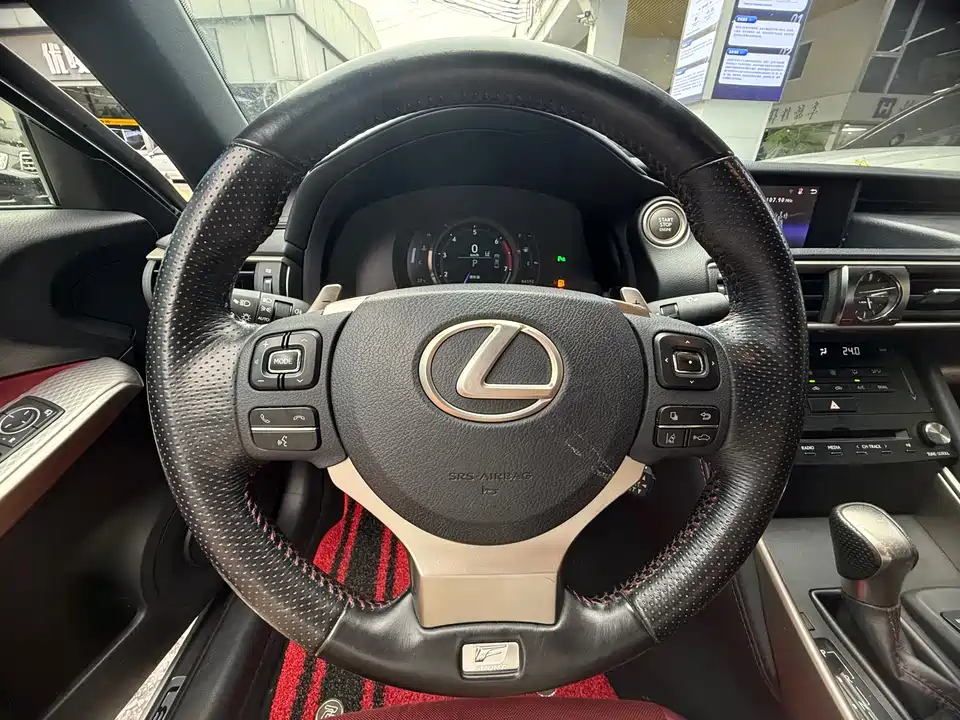Lexus IS
