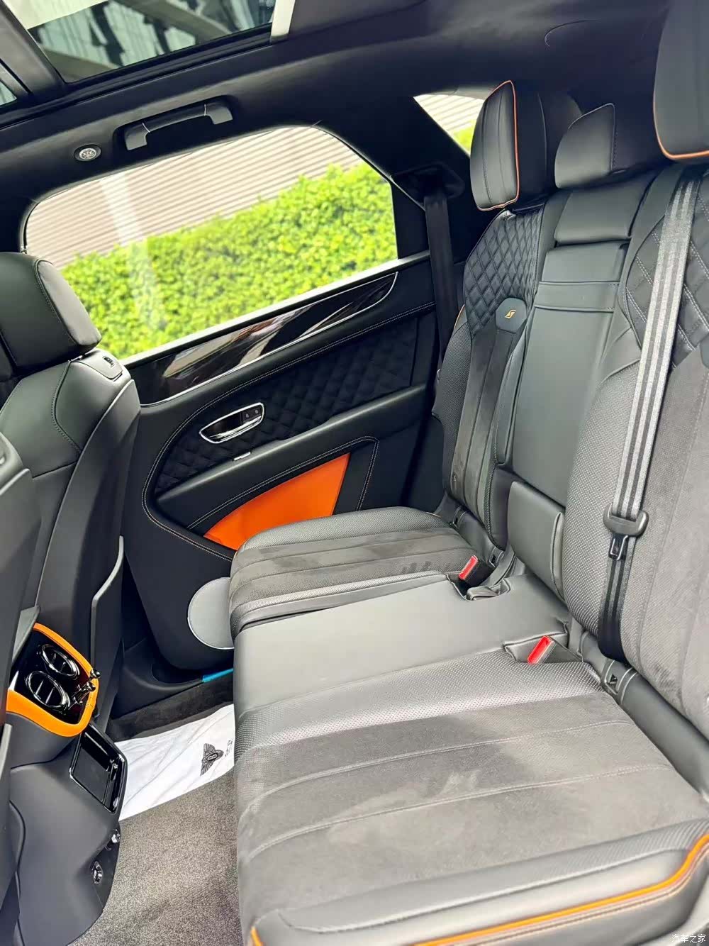 Bentley Bentayga, 2025 4