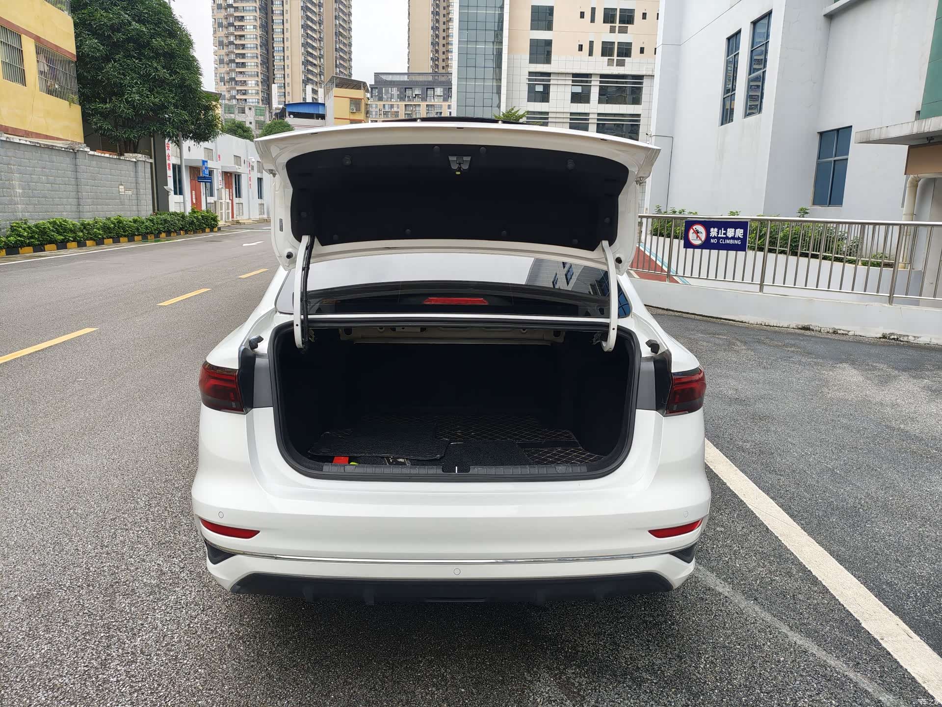 Geely Emgrand, 2022 16