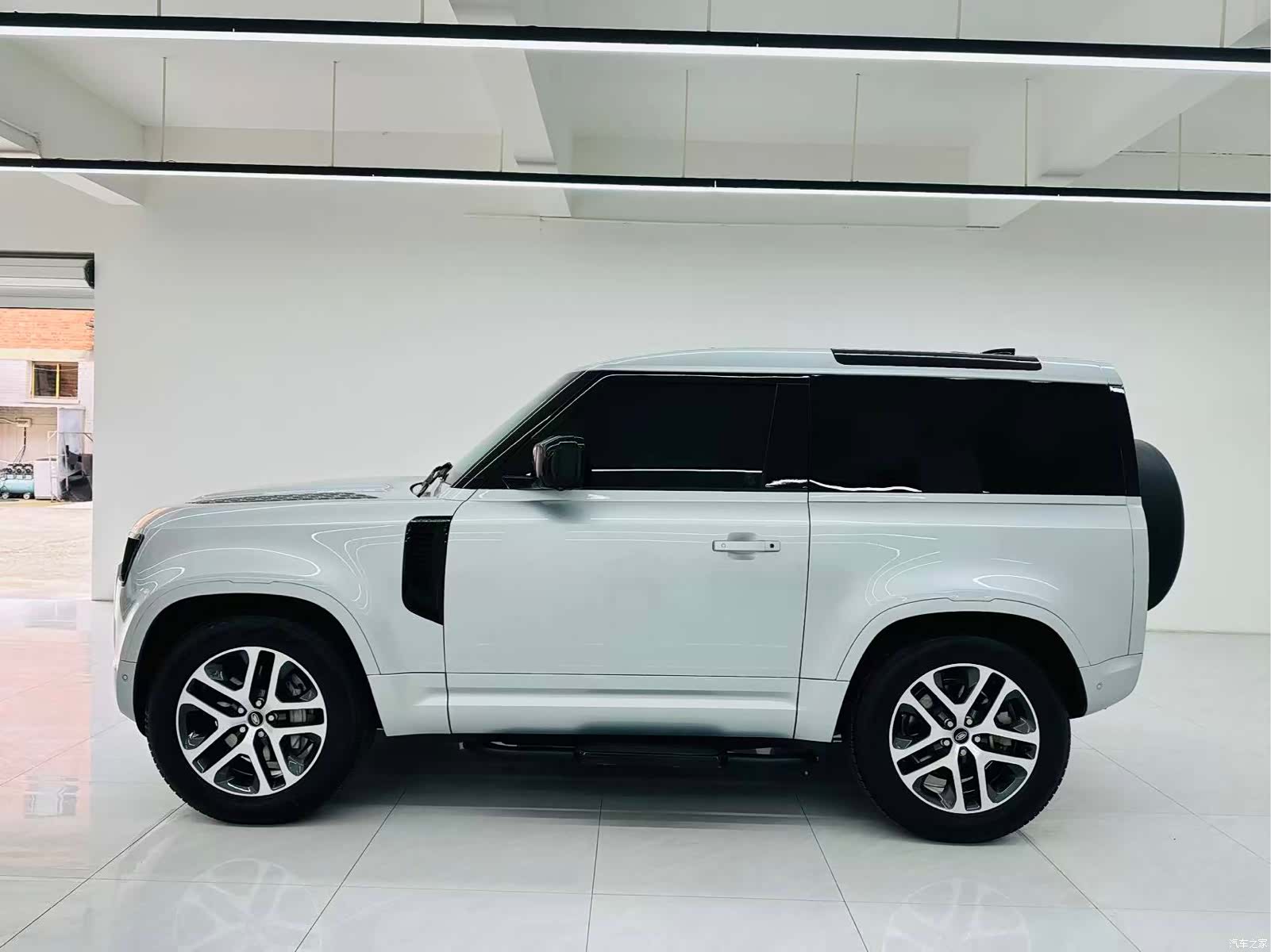 Land Rover Defender, 2021 4