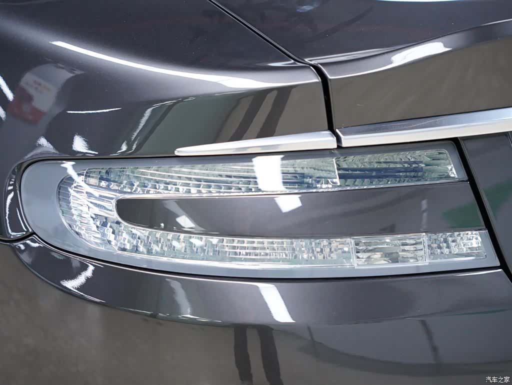 Aston Martin DBS, 2010 3