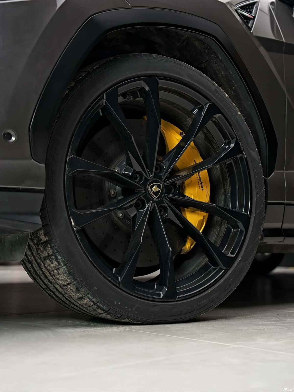 Lamborghini Urus, 2023 9