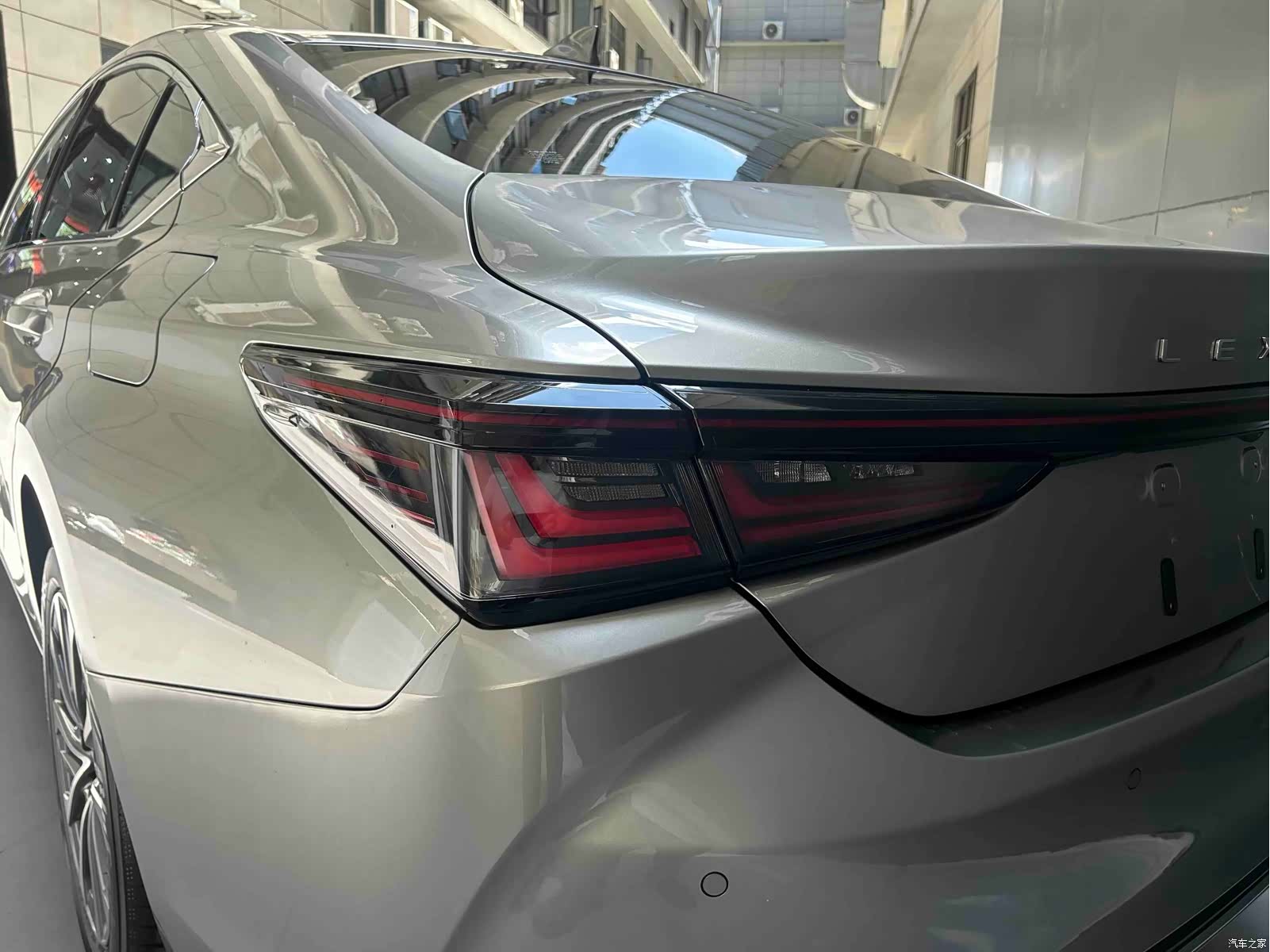 Lexus ES, 2025 4