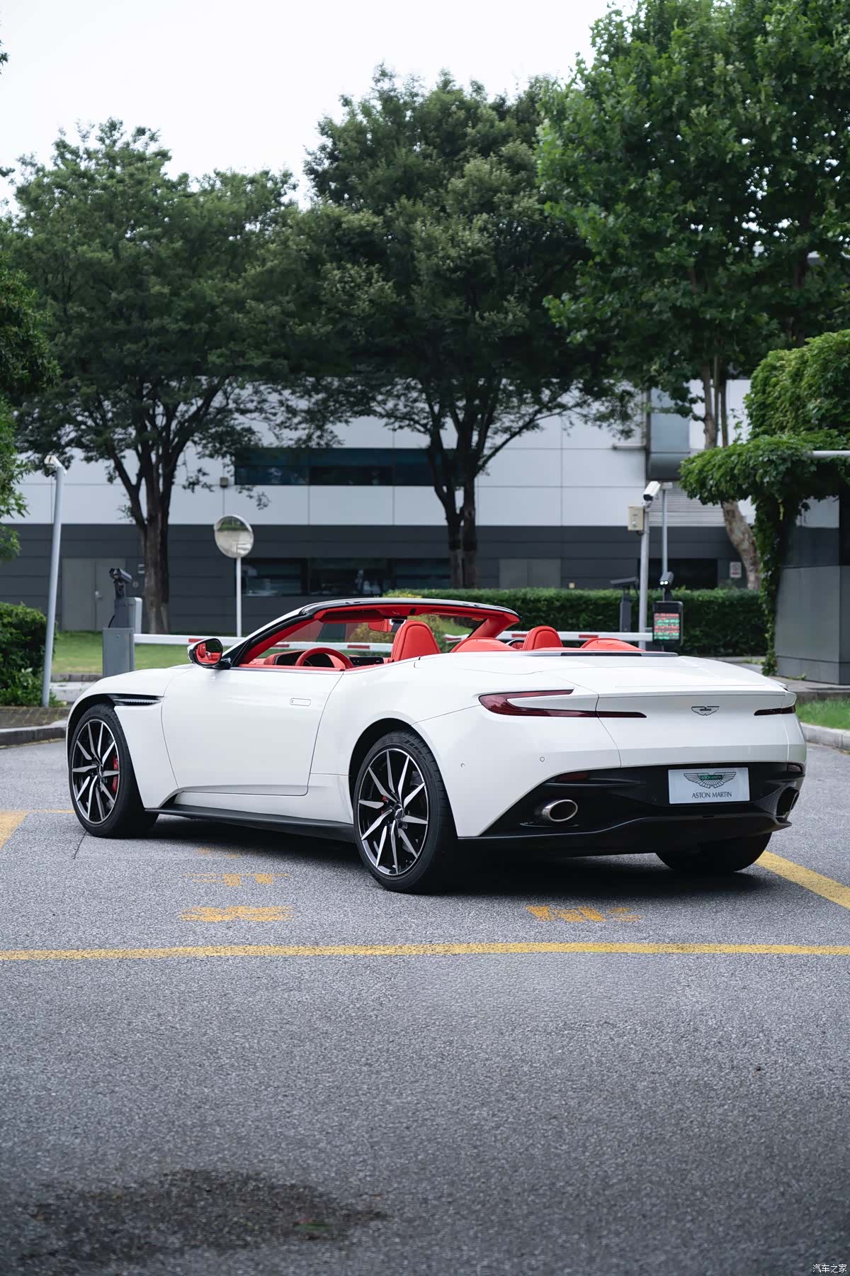 Aston Martin DB11, 2020 6