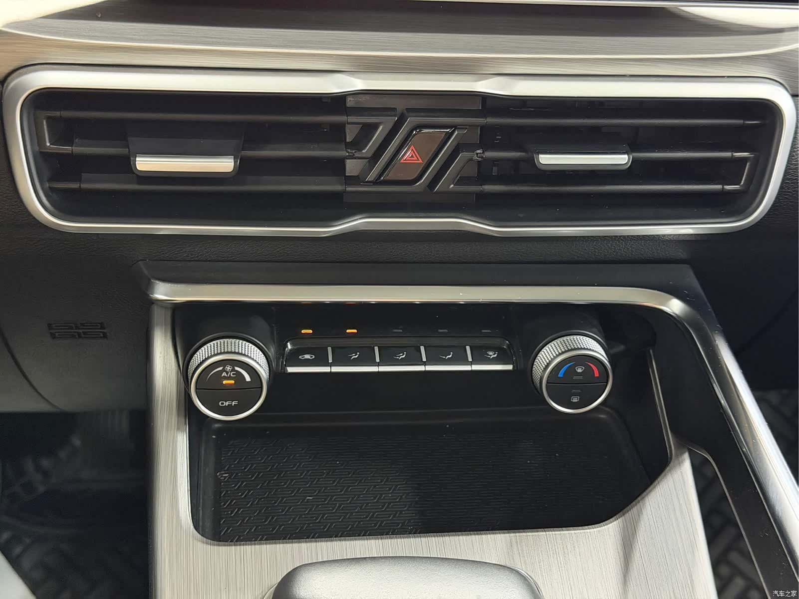 Geely Coolray, 2022 12