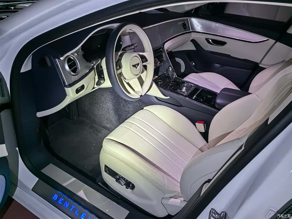 Bentley Flying Spur, 2024 4
