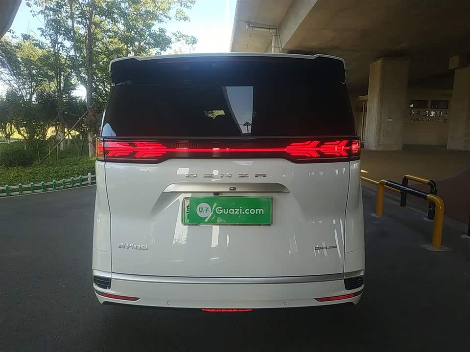 Denza D9 Denza D9