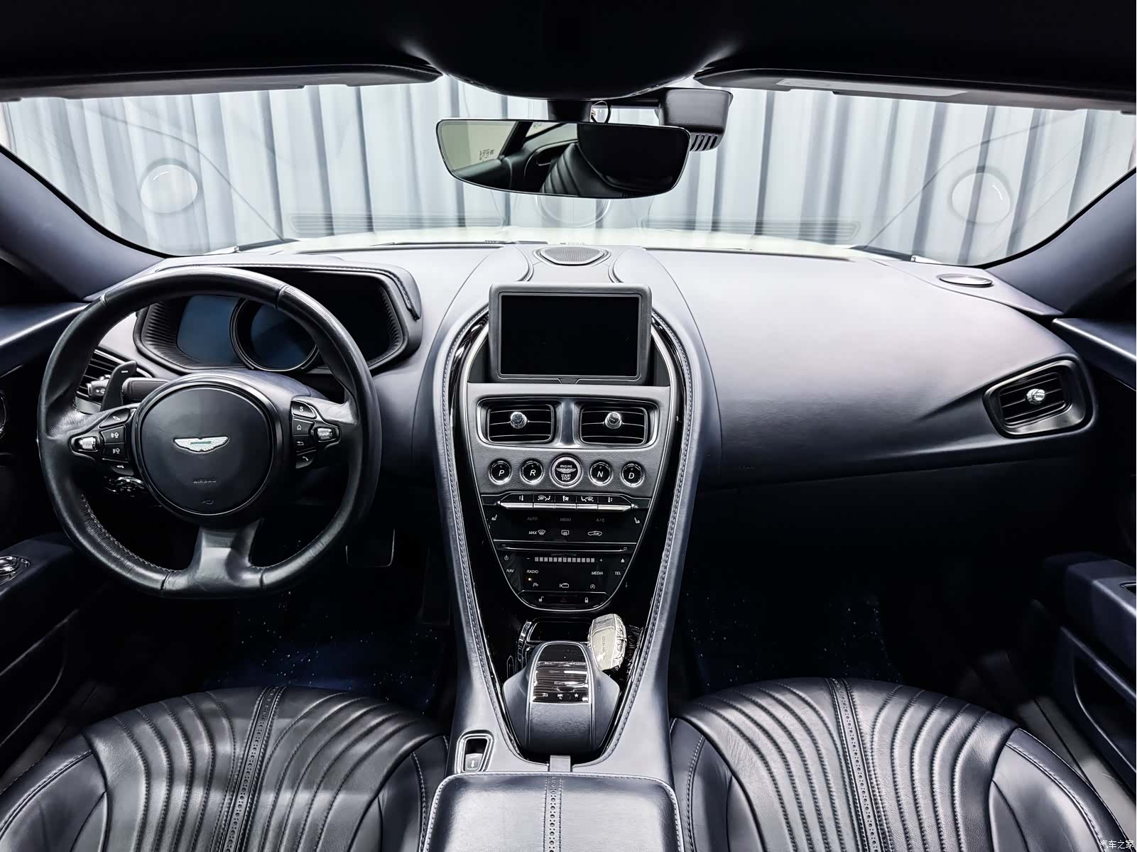 Aston Martin DB11, 2017 6
