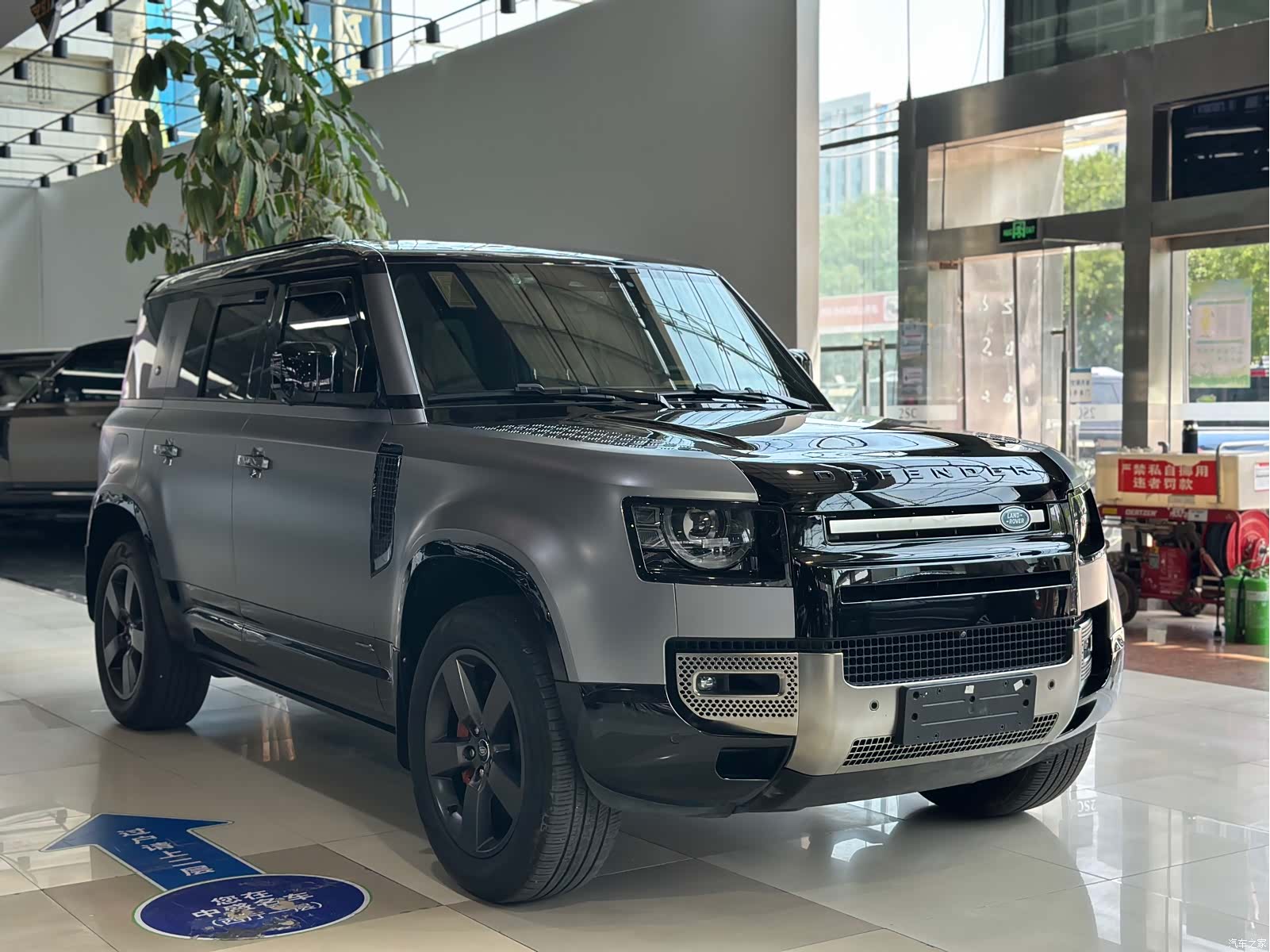 Land Rover Defender, 2023 2