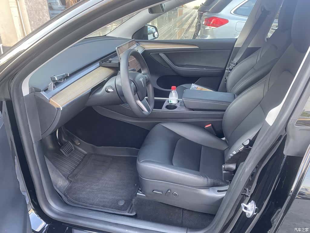Tesla Model Y, 2023 4