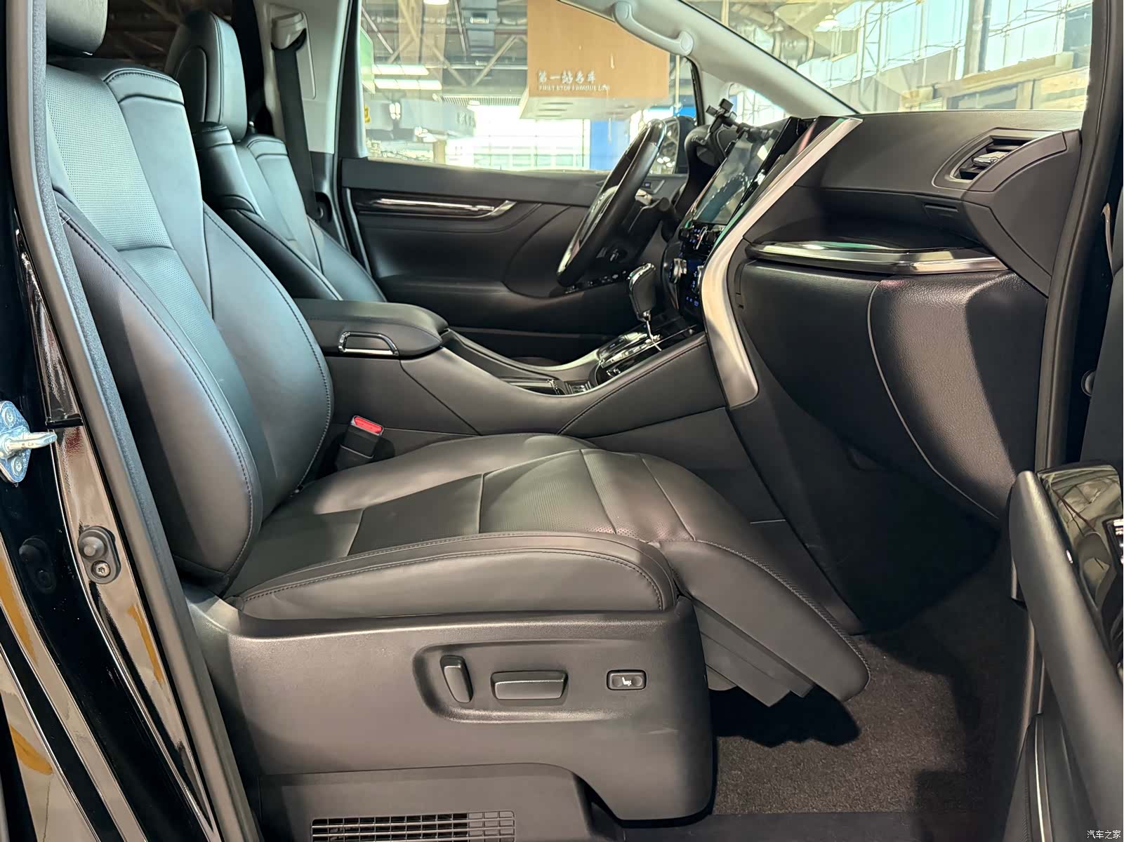 Toyota Vellfire, 2023 8