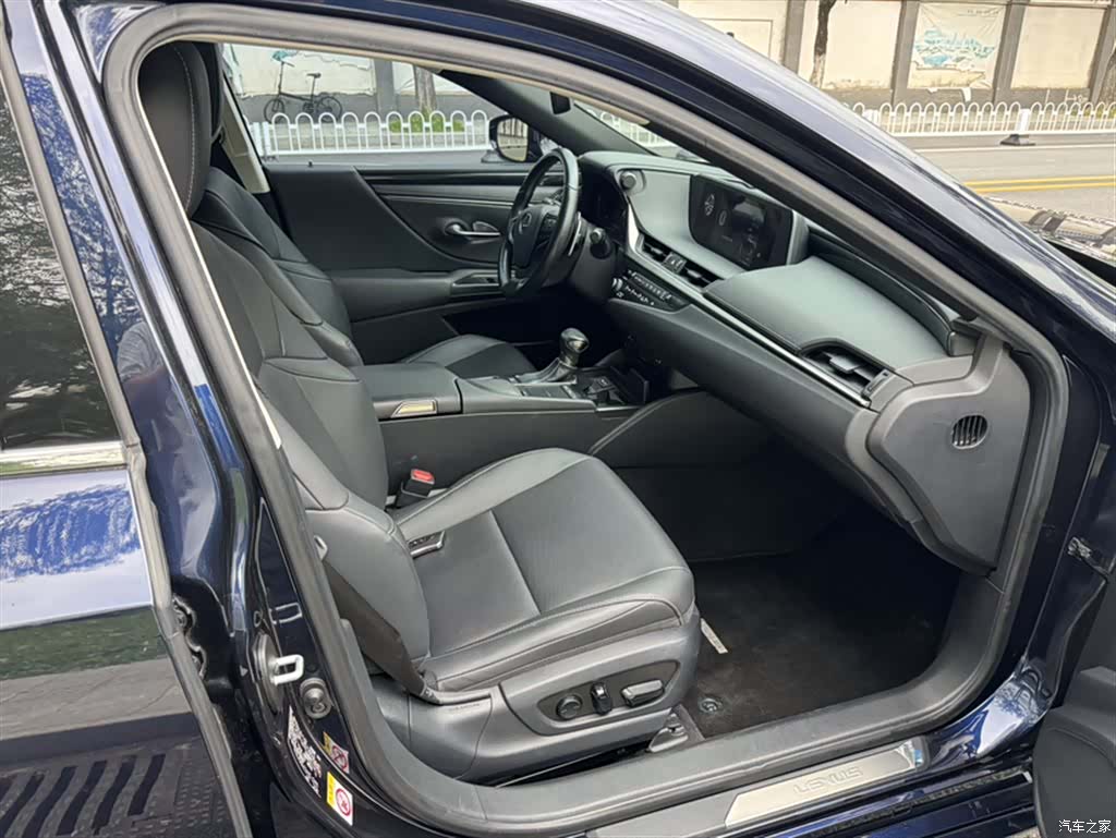 Lexus ES, 2019 17