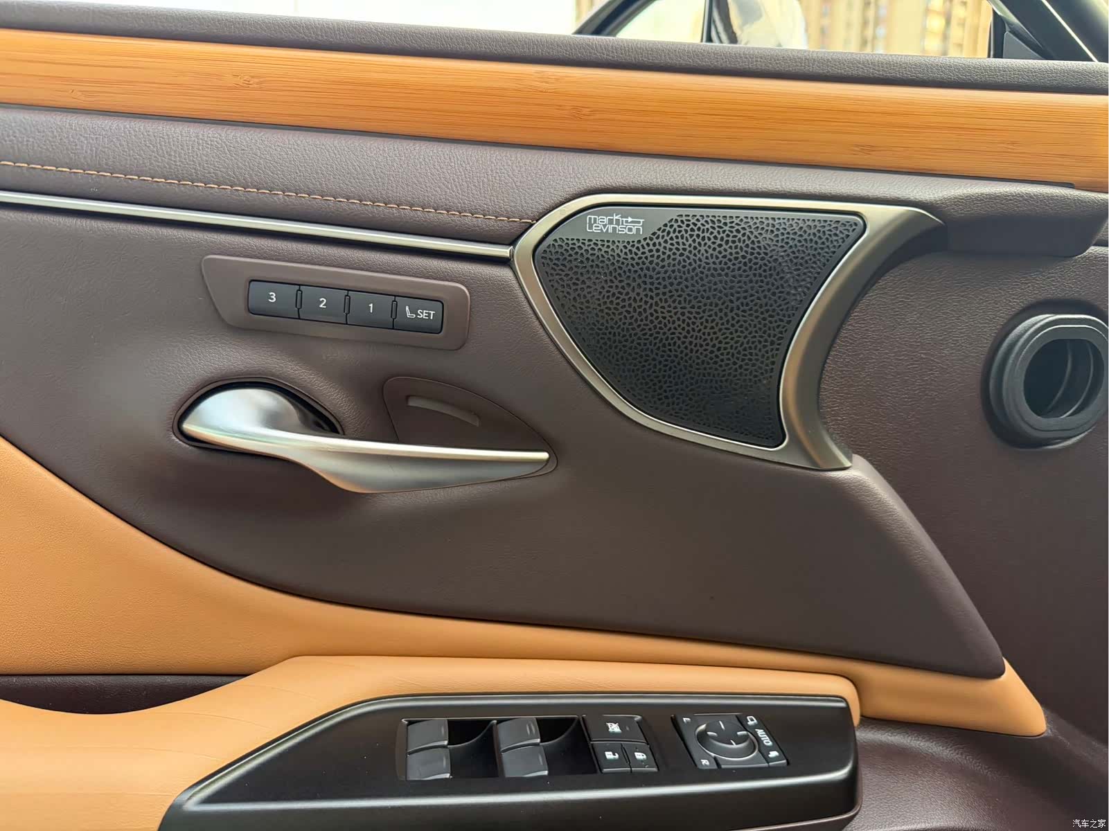 Lexus ES, 2019 12
