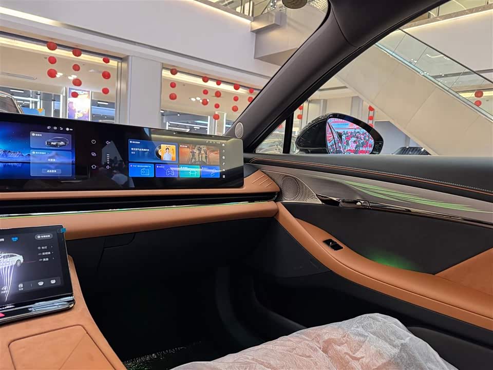 VOYAH Lantu chasing light