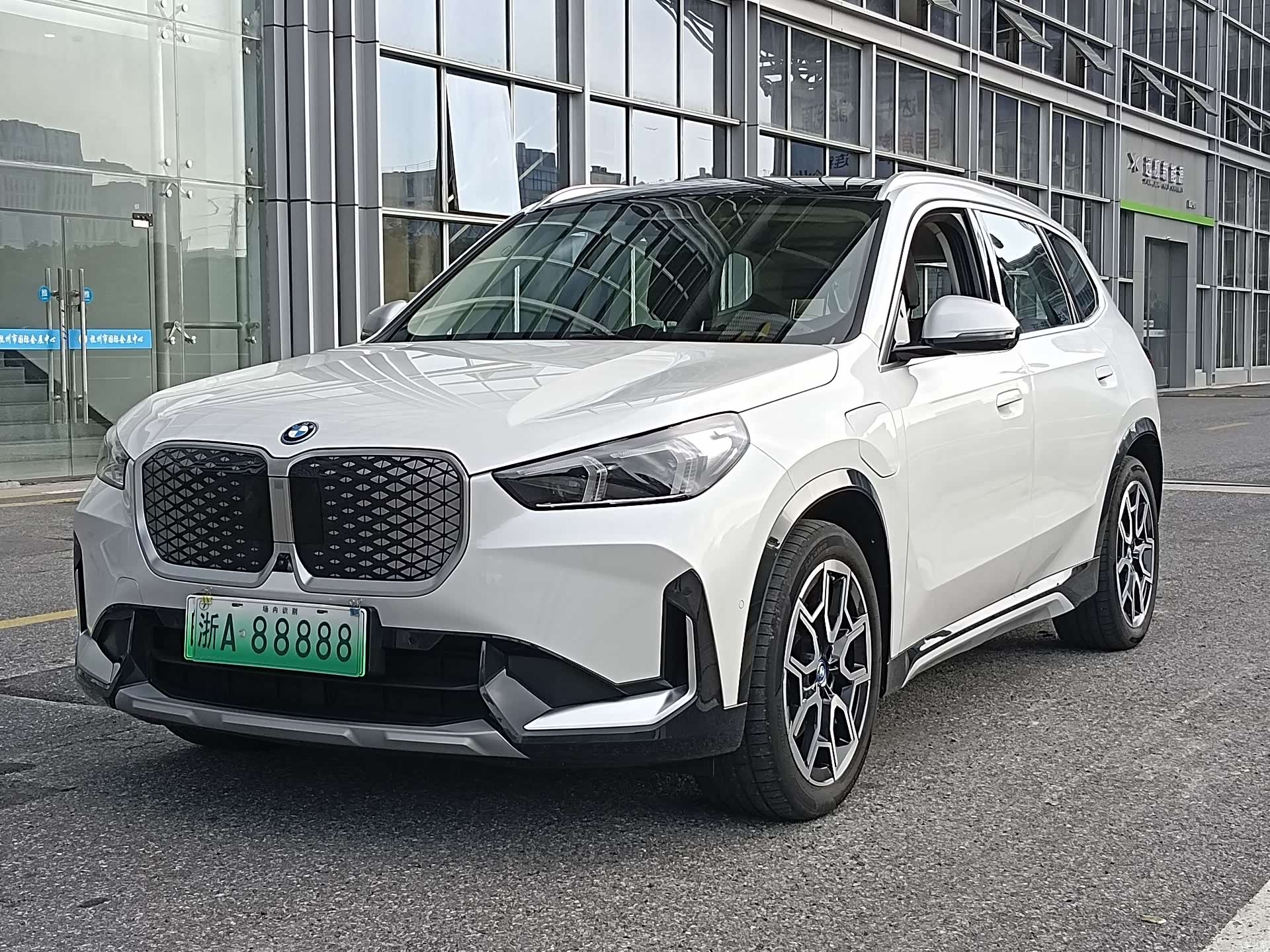 BMW iX1, 2023 1