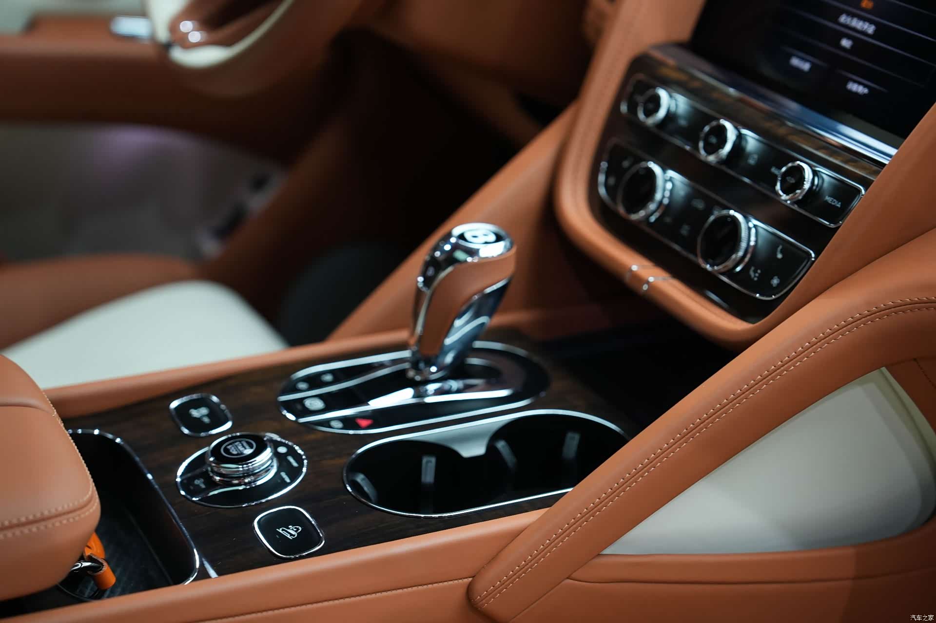 Bentley Bentayga, 2024 40