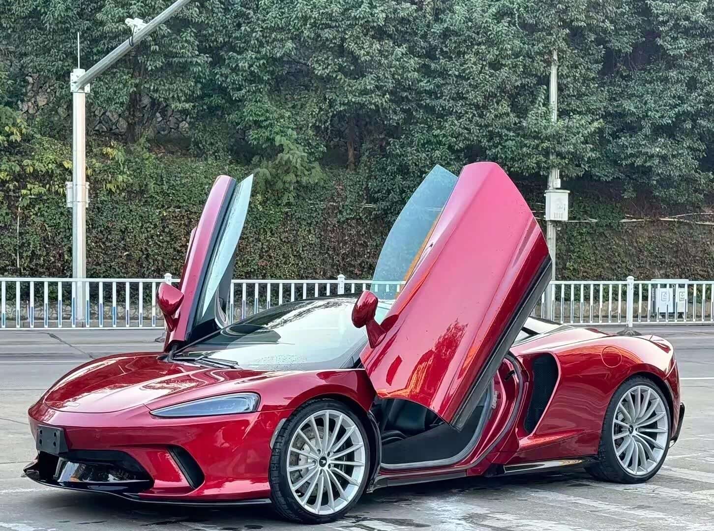 McLaren GT