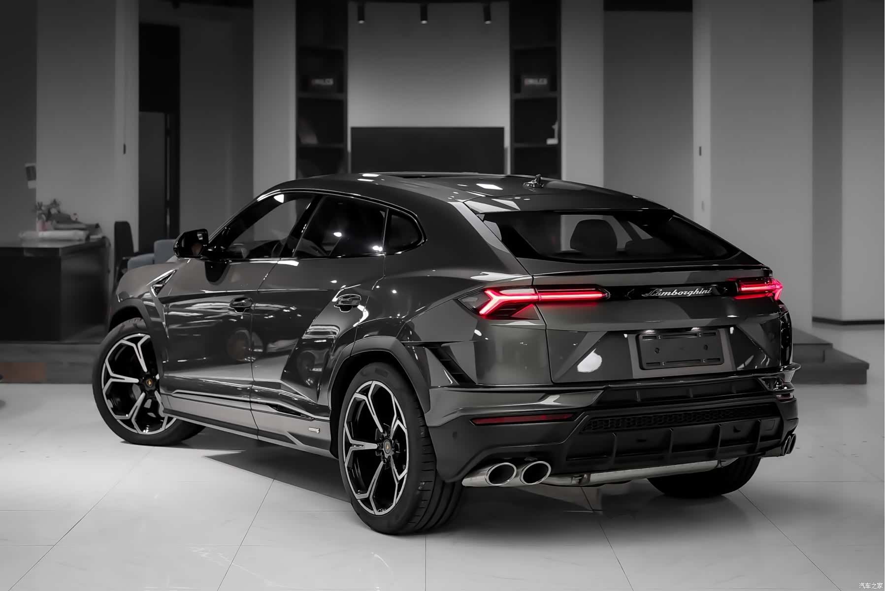 Lamborghini Urus, 2024 4