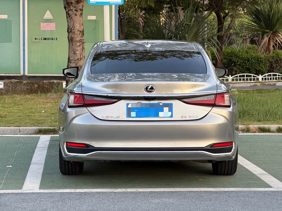 Lexus ES