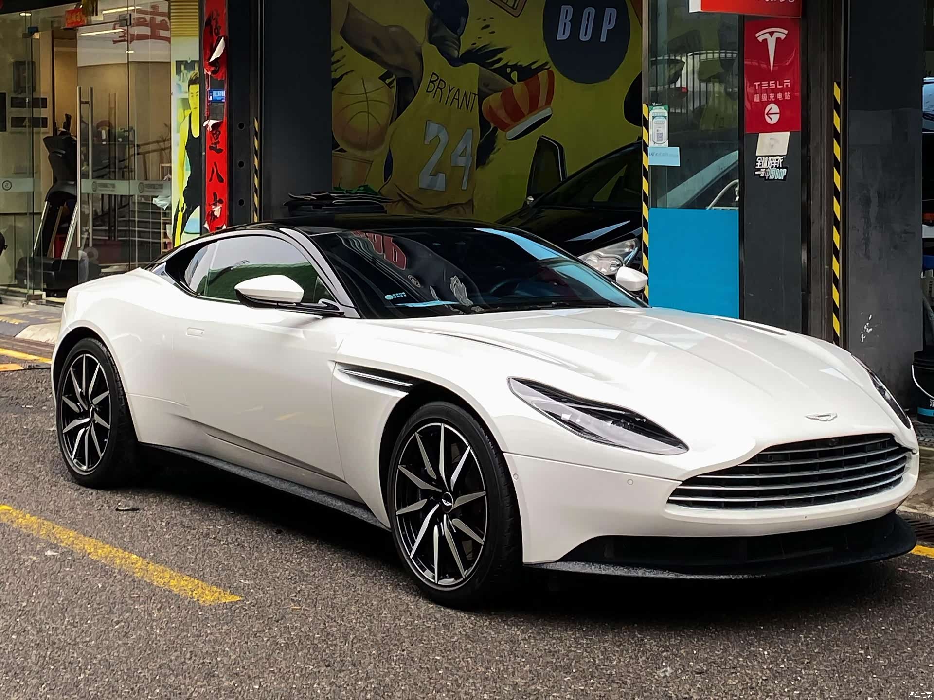 Aston Martin DB11