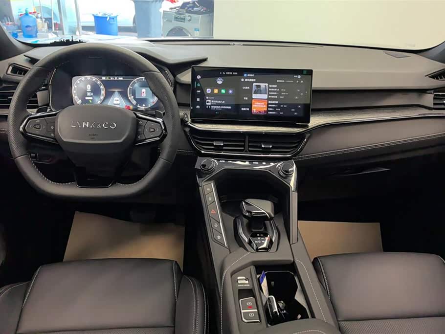 Lynk & Co 06