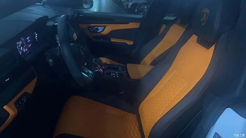 Lamborghini Urus, 2023 4